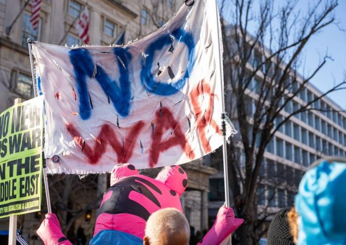 Polityka Trumpa wobec Iranu: Sprzeciw ruchu MAGA