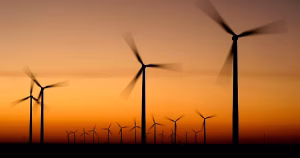Wojna w Iranie napędza rozwój czystej energii, ale emisje pozostają wysokie