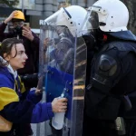 „Horyzontalny bunt”: Dlaczego młodzi albańscy protestujący chcą ustąpienia premiera Ramy