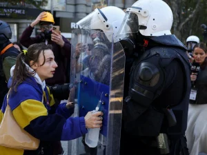 „Horyzontalny bunt”: Dlaczego młodzi albańscy protestujący chcą ustąpienia premiera Ramy