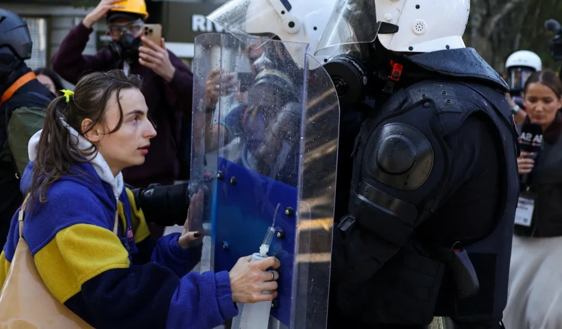 „Horyzontalny bunt”: Dlaczego młodzi albańscy protestujący chcą ustąpienia premiera Ramy